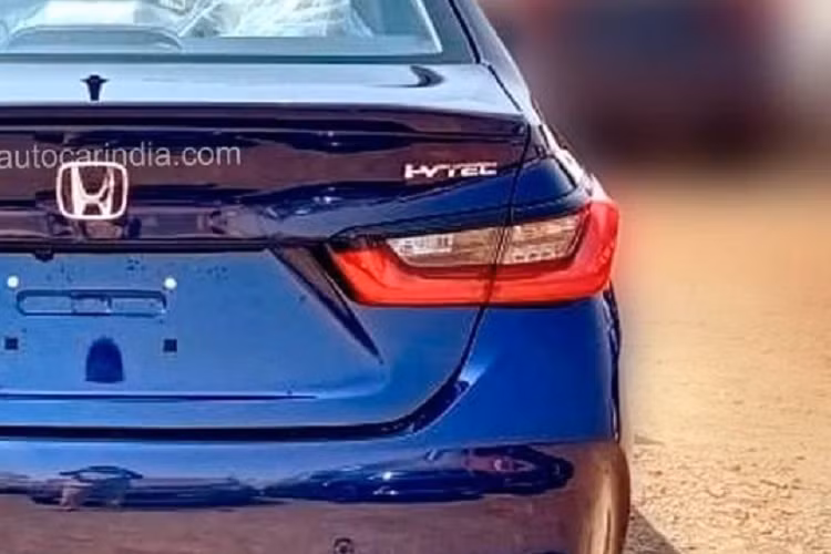 Con số tương ứng của Honda City e:HEV 2023 là 26,5 km/lít (3,77 lít/100 km).Tại thị trường Ấn Độ, Honda City 2023 máy xăng sẽ có 4 phiên bản là S, V, VX và ZV. Trong đó, S là bản trang bị tiêu chuẩn mới của xe và chỉ dùng hộp số sàn 6 cấp. 3 bản còn lại sẽ được trang bị hộp số CVT.