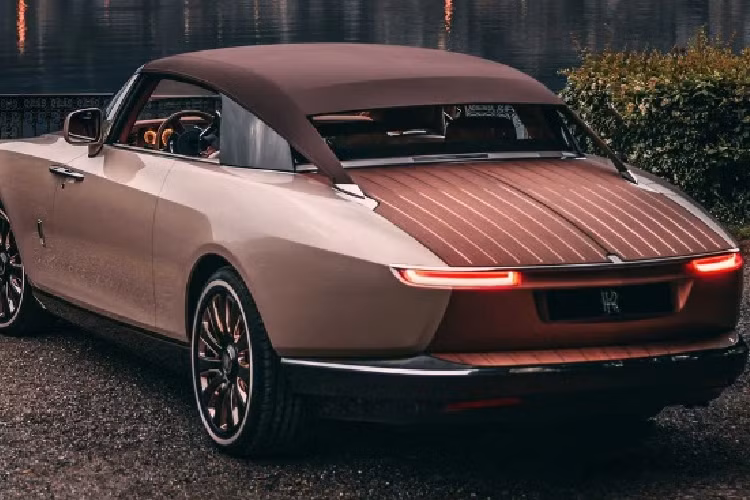 Trên siêu phẩm Boat Tail, Rolls-Royce đã làm mới tổng cộng 1.813 chi tiết, biến nó trở thành một mẫu xe đặc biệt trong dải sản phẩm của Rolls-Royce ở thời điểm hiện tại. Đặc biệt, lần đầu tiên trong lịch sử hiện đại của hãng xe, loại gỗ ốp dùng cho phần hông phía đuôi tàu (Aft Deck) được thêm vào ngoại thất trên một chiếc Rolls-Royce.