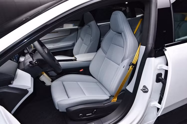 Những điểm nhấn trong trang bị nội thất của Polestar 4 2024 bao gồm màn hình hiển thị thông tin kính lái HUD 14,7 inch... Bảng đồng hồ kỹ thuật số 10,2 inch. Màn hình cảm ứng trung tâm 15,4 inch chạy bằng hệ điều hành Android Automotive OS