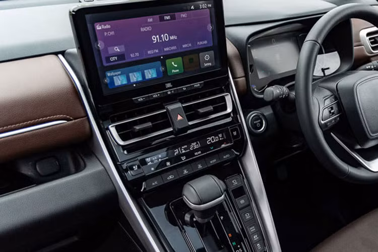 Suzuki Invicto dự kiến sẽ có những trang bị như màn hình 7 inch trong bảng đồng hồ, màn hình cảm ứng trung tâm 10,1 inch, hệ thống âm thanh JBL 9 loa, hệ thống điều hòa tự động đa vùng, sạc điện thoại không dây, ghế trước thông hơi, ghế lái chỉnh điện 8 hướng, 2 ghế cơ trưởng ở giữa với tính năng massage, cửa sổ trời toàn cảnh Panorama, phanh tay điện tử và đèn viền LED.
