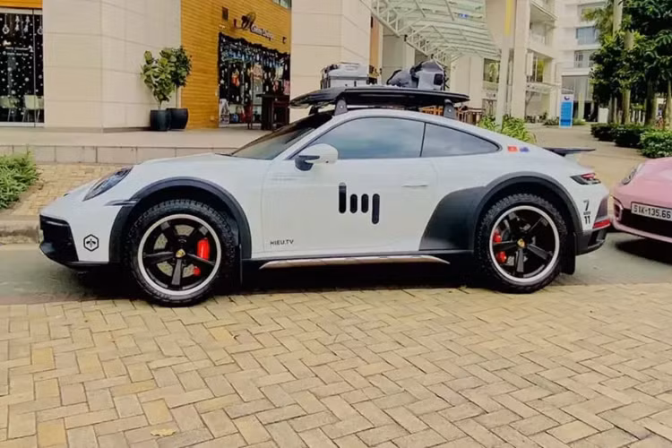 Thú vị hơn là khác với những gì chia sẻ trước đó, hóa ra chiếc xe thể thao Porsche 911 Dakar 2023 của Hiếu TV lại mang ngoại thất màu trắng, không phải màu xám cùng con số 19 ở cửa xe, như vậy, Porsche 911 Dakar 2023 thứ 3 về Việt Nam mới là xe của Hiếu TV, còn chiếc thứ 2, chủ nhân vẫn đang là 1 ẩn số.