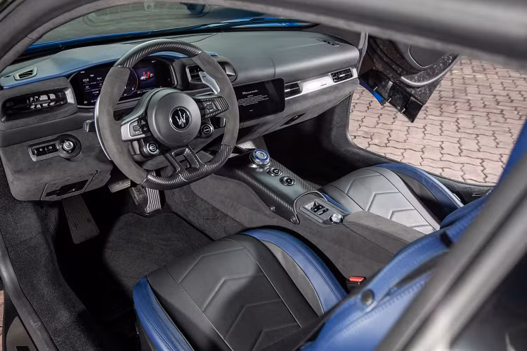 Ngoài màu sơn ghi xám, chiếc siêu xe Maserati MC20 mới lộ ảnh về nước đã được chủ xe cho "tắm nắng" trên các con đường tại Vũng Tàu có nhiều chi tiết sơn đen bao gồm luôn bộ mâm kiểu cách của xe cùng kẹp phanh màu vàng và vài chi tiết mạ crôm.