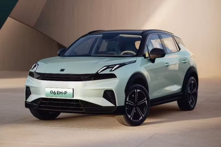 Tương tự nhiều thương hiệu khác của Trung Quốc, Lynk &amp; Co cũng chủ yếu tập trung vào xe thuần điện và plug-in hybrid (PHEV). Mới đây, thương hiệu con của tập đoàn Geely đã tung ra phiên bản PHEV của mẫu SUV cỡ nhỏ Lynk &amp; Co 06 EM-P 2024 mới tại thị trường Trung Quốc.