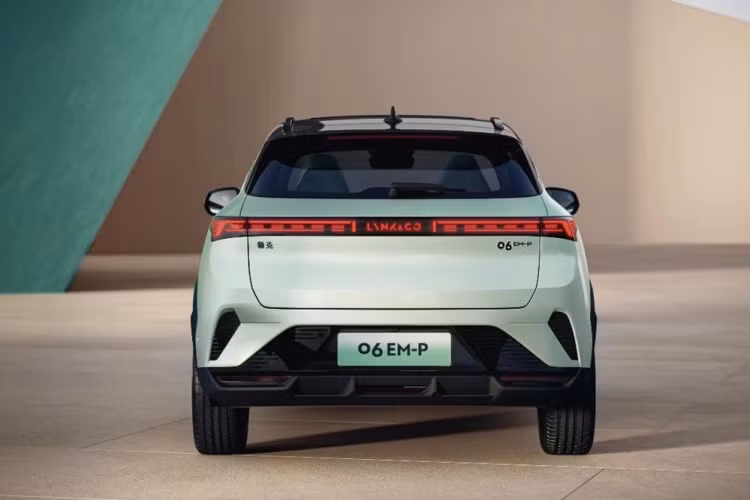 Công ty nhập khẩu và phân phối xe Lynk &amp; Co chính hãng tại Việt Nam là GreenLynk Automotives. GreenLynk Automotives dự định sẽ phân phối 4 mẫu ô tô Lynk &amp; Co ở Việt Nam, bao gồm 01, 03, 05 và 09, từ tháng 10 năm nay.