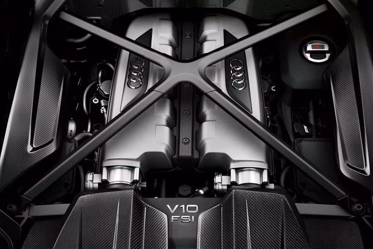 Tại Nhật Bản, giá xe Audi R8 Coupe Japan Final Edition được bán với mức 35,08 triệu yên (khoảng 6 tỷ đồng) với số lượng giới hạn chỉ 8 chiếc. Chủ sở hữu xe sẽ được tặng kèm theo một món quà kỷ niệm mang tên VIN Art – một tấm bảng kim loại khắc số khung của mỗi chiếc xe.