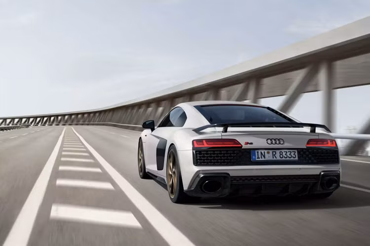 Như thông báo từ trước, Audi sẽ dần chấm dứt việc sản xuất những dòng xe động cơ đốt trong của hãng để tập trung vào xe thuần điện, đặc biệt là xe hiệu năng cao trong đó có “hậu duệ” của R8. Theo những thông tin mới nhất, nhà sản xuất ôtô Đức đang phát triển “khung gầm xe điện dành riêng cho xe thể thao và siêu xe với số lượng giới hạn”.