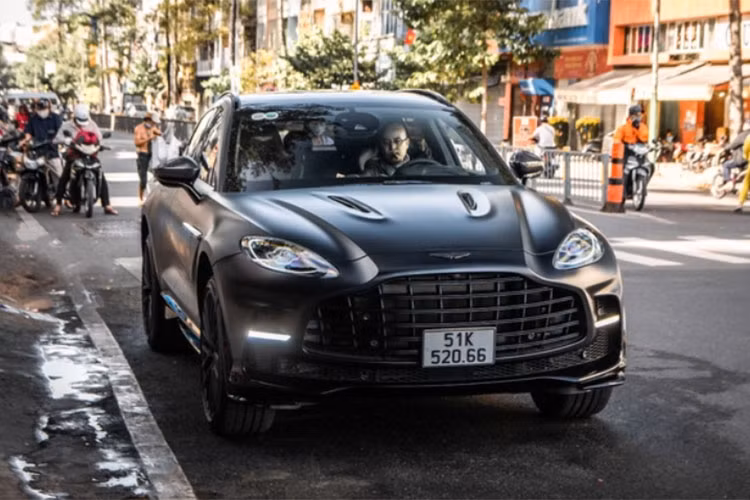 Đại lý chính hãng đang bán chính thức chiếc xe SUV nhanh nhất thế giới Aston Martin DBX 707 tại Việt Nam với giá khởi điểm là 21,7 tỷ đồng, đã bao gồm các loại thuế như tiêu thụ đặc biệt, giá trị gia tăng và thuế nhập khẩu của xe nhưng không gồm tùy chọn và chi phí lăn bánh.