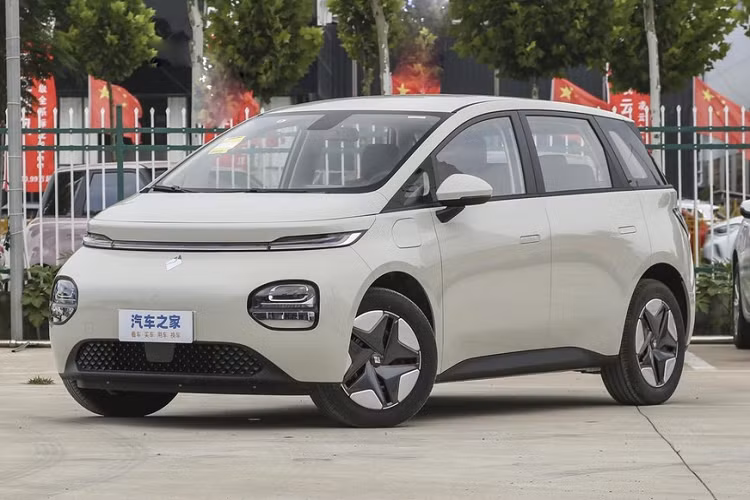 Tiếp đến, Baojun Yunduo có đèn chạy ban ngày dạng hình vòng cung, ôm gọn phần đầu xe trông khá bắt mắt, tất cả các dòng sẽ được trang bị đèn pha LED tiêu chuẩn. Nhìn từ bên hông, chiếc xe mới sử dụng cột D ẩn tăng vẻ thời trang, đồng thời trang bị tay nắm cửa ẩn và mâm xe 5 chấu kéo thấp.