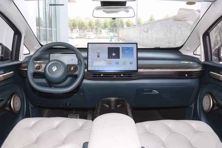 Bên trong nội thất, chiếc xe MPV cỡ nhỏ Baojun Yunduo áp dụng hai tông màu tổng thể là ngọc lục bảo và đen ngọc trai, với đồng hồ LCD dải hẹp 8,8 inch và màn hình điều khiển trung tâm nổi 15,6 khiến chiếc xe này trông rất phong cách.