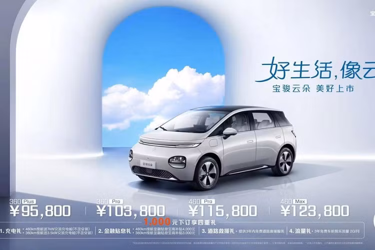 Thương hiệu Baojun, do liên doanh SAIC-GM-Wuling tại Trung Quốc đã chính thức cho ra mắt Yunduo chạy điện, xe mới có tổng cộng 4 mẫu được vén màn lần này bao gồm 360 Plus, 360 Pro, 460 Pro và 460 Max. Mức giá xe Baojun Yunduo 2024 từ 95.800 đến 123.800 nhân dân tệ (khoảng 309 đến 400 triệu đồng), chưa bao gồm các khuyến mãi đi kèm.