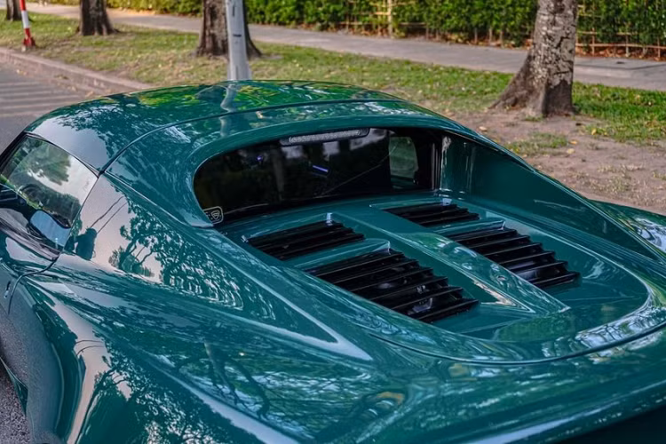 Sau 13 năm có mặt tại dải đất hình chữ S, chiếc xe thể thao Lotus Elise S2 này chỉ mới qua 4 đời chủ và đã trải qua 2 lần thay đổi màu sơn ở ngoại thất theo phương pháp sơn trực tiếp, tức là mất đi màu sơn zin, không phải kiểu dán đề-can.