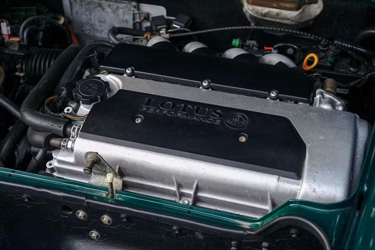 Nhìn vào bên ngoài của Lotus Elise S2 bạn sẽ thấy ngay xe có thiết kế rất hài hước, với kiểu dàng nhỏ gọn, đèn pha và xi-nhan đặt dọc, các đường vuốt cong mềm mại và mui cứng tháo lắp bằng tay.