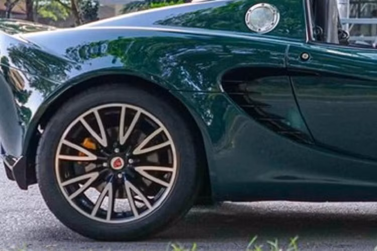 Bên cạnh 2 xe Lotus này, vào năm 2010 cũng đã có 1 đại gia kín tiếng ở Sài thành nhập chiếc xe thể thao mui trần Lotus Elise S2 tại Việt Nam và đến nay, vẫn chưa có chiếc xe Lotus Elise S2 thứ 2 xuất hiện, khiến mẫu xe này trở thành hàng độc.