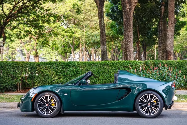 Chính vì điều này mà thông tin 1 chiếc Lotus Elise S2 hàng hiếm được rao bán với giá từ 1,5 tỷ đồng và chưa đầy 1 ngày đã có người mua, đã nhanh chóng nhận được sự quan tâm không nhỏ của cư dân mạng cũng như giới mê xe trong nước.