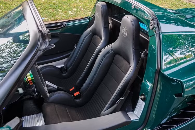 Được biết, Lotus Elise S2 được công bố vào ngày 9/10/2000, xe được sửa đổi một chút của khung gầm so với thế hệ đầu tiên để đáp ứng các quy định mới và cùng động cơ dòng K với ECU hoàn toàn mới do Lotus phát triển