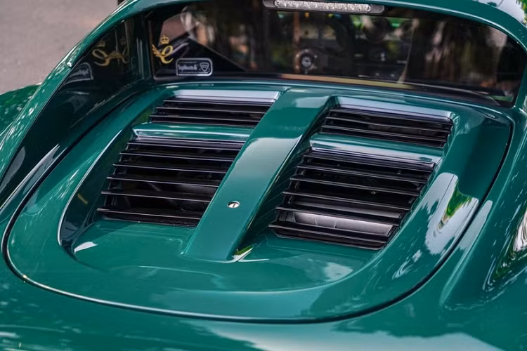 Lúc mới xuất hiện tại Việt Nam, chiếc xe thể thao mui trần Lotus Elise S2 độc nhất Việt Nam có ngoại thất màu vàng, chủ nhân là 1 người chuyên chơi xe mô tô phân khối lớn và sở hữu rất nhiều "chiến mã" 2 bánh lẫn 3 bánh rất khủng. Ngoài Lotus Elise S2, anh còn sở hữu siêu xe Audi R8 V8 nhưng sau này, đã bị 1 khách hàng chuyên mua xe phân khối lớn gạ mua 1 cặp xe Lotus Elise S2 và Audi R8 V8.