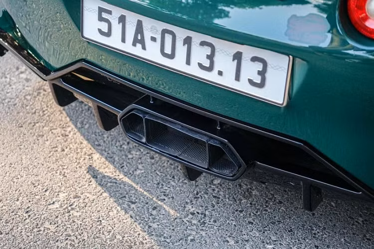 Lotus Elise S2 có chiều dài 3.785 mm, rộng 1.719 mm và chiều cao chỉ hơn 1.100 mm, chiều dài trục cơ sở 2.300 mm, thân xe chỉ nặng 860 kg.