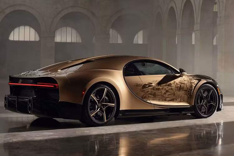 Theo Bugatti, riêng quá trình vẽ tay phần ngoại thất đã mất tới 400 giờ thực hiện. Ngoài ra, chiếc siêu xe Bugatti Chiron Super Sport Golden Era còn gây ấn tượng bởi màu sơn ngoại thất hai tông màu độc đáo. Đây là sự kết hợp giữa màu đen Nocturne ở mặt trước và màu vàng Dore kéo dài từ cột A đến mặt sau của xe.