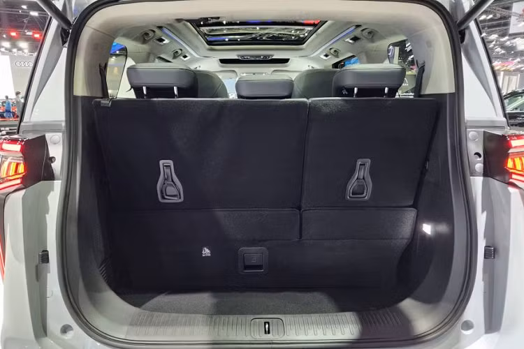 Tại thị trường Thái Lan, MG Maxus9 EV sẽ có nhiều tính năng hỗ trợ người lái an toàn tiên tiến như: phanh tay điện tử, tự động giữ phanh tạm thời, kiểm soát đèn pha thông minh, cảnh báo áp suất lốp 
