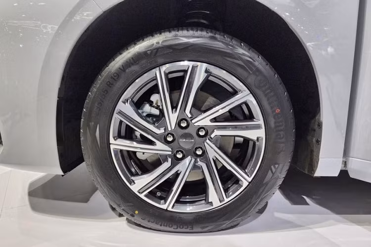 Chiếc MPV thuần điện MG Maxus9 này được trang bị “dàn chân” hợp kim 5 chấu kép kích thước 19 inch đi kèm lốp 235/55 R19. 