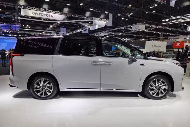 Dọc theo thân xe là những đường gân được cắt xẻ táo bạo, giúp chiếc MPV cỡ lớn này nhìn thon thả, gọn gàng hơn. Khác những mẫu xe thông thường, khoang hành khách của Maxus9 sẽ được trang bị cửa trượt chỉnh điện, giúp người dùng phía sau có thể thuận tiện lên xuống.