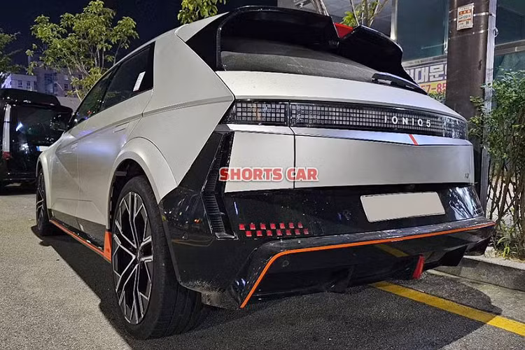 Ngoài 2 màu sơn kể Ecotronic Gray Matte và Performance Blue Matte, Hyundai Ioniq 5 N 2024 chạy điện còn có 8 tùy chọn màu sắc khác, bao gồm xanh Performance Blue, đen Abyss Black Pearl, xám Cyber Gray Metallic, xám Ecotronic Gray, trắng nhám Atlas White Matte, trắng Atlas White, vàng kim nhám Gravity Gold Matte và cam Soultronic Orange Pearl.