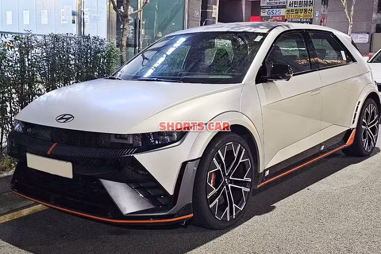 Mới đây, hãng Hyundai đã chính thức ra mắt phiên bản hiệu suất cao N của mẫu ôtô điện Ioniq 5. Đến nay, Hyundai Ioniq 5 N 2024 mới đã bị bắt gặp trên đường phố Hàn Quốc. Trong lần xuất hiện này, chiếc Hyundai Ioniq 5 N 2024 sở hữu màu sơn xám nhám Ecotronic Gray Matte không quá nổi bật nhưng vẫn khá ấn tượng.