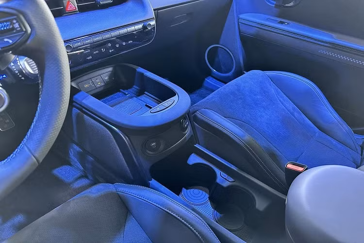Tương tự ngoại thất, nội thất của Hyundai Ioniq 5 N 2024 cũng được cải tiến theo hướng thể thao hơn. Vô lăng của xe có thiết kế mới với logo N đồng thời tích hợp những nút bấm để chọn chế độ lái cũng như kích hoạt tính năng N Grin Boost. Trên vô lăng còn có 2 nút bấm với logo "N" cũng như lẫy chuyển số để dùng tính năng sang số N e-shift và chế độ vận hành 1 bàn đạp N Pedal.