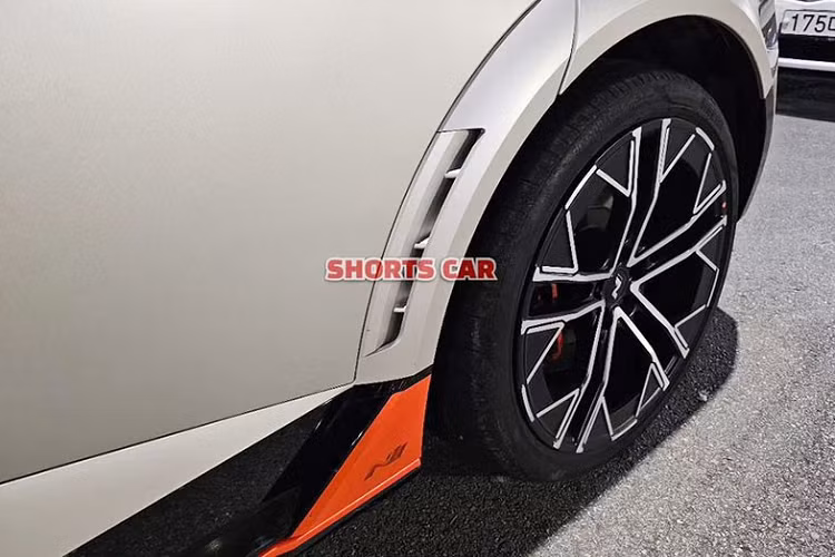 Điểm nhấn tiếp theo của Hyundai Ioniq 5 N 2024 là hốc bánh mở rộng nhằm chứa bộ vành hợp kim nhôm với đường kính 21 inch và lốp Pirelli P Zero 275/35. Nằm sau vành la-zăng trước là phanh đĩa với đường kính 400 mm, đi kèm cùm phanh 4 piston. Phía sau là phanh đĩa 360 mm với cùm phanh 1 piston.