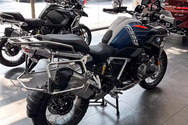 Tại Việt Nam, mẫu ADV mang thương hiệu Đức này cạnh tranh với Ducati Multistrada V4, Harley-Davidson Pan America, KTM 1290 Super Adventure và Honda CRF1100L Africa Twin.