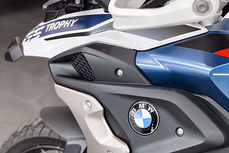BMW R 1250 GS Trophy 2023 sở hữu chế độ lái Riding Mode Pro từ 6 đến 7 kiểu với ECO Riding Modes, hệ thống ABS Pro, đèn pha tự động, treo điện tử ESA thế hệ mới (Dynamic ESA Next Generation).