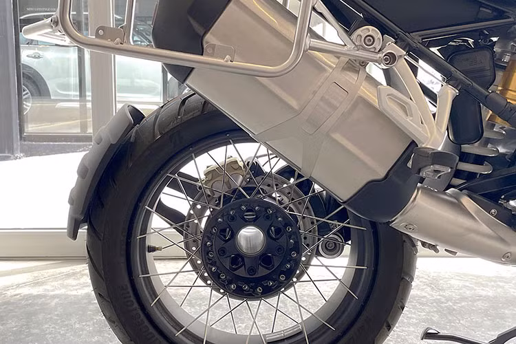 Đại lý chính hãng phân phối BMW tại Việt Nam cho biết, mức giá xe BMW R 1250 GS Trophy 2023 cho cả hai phiên bản GS và GSA lần lượt là 649 và 749 triệu đồng.