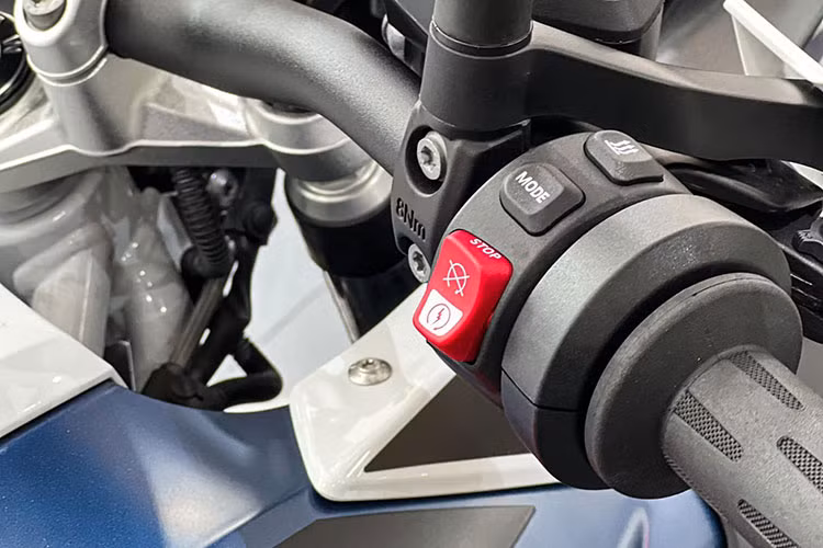 Ngoài ra, xe còn được trang bị hệ thống Dynamic Traction control, hệ thống Hill Start Control Pro, hệ thống Adaptive Headlight, hệ thống Cruiser Control, cổng sạc USB cho các thiết bị di động.