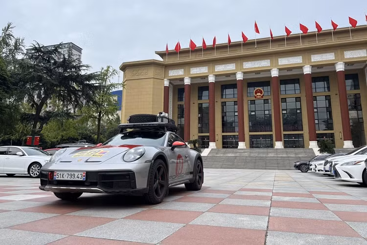 Hiện 1 số thông tin ban đầu cho biết, ngoài chiếc xe thể thao giới hạn Porsche 911 Dakar này ra, các đại gia Việt còn 2 suất mua xe chính hãng, chiếc xe Porsche 911 Dakar thứ 2 đã lộ diện, mang số 19 ở bên cửa xe, và được cho thuộc sở hữu của 1 người làm truyền thông.