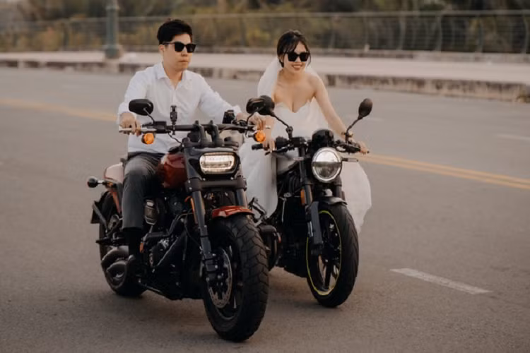 Bảo Trân và Hữu An quen biết từ năm 2012 khi vào Đại học. Tuy nhiên, cả hai không nói chuyện và chỉ khi đến năm 2021, khi TP.HCM giãn cách do Covid-19, họ mới bắt chuyện với nhau và dần dần trở thành người yêu. Hữu An đã lái phân khối lớn từ trước, khi biết Trân cũng có niềm đam mê mô tô, họ biết đối phương chính là mảnh ghép hoàn hảo của mình.