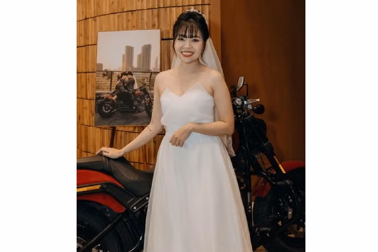 Vì muốn có một kỷ niệm đáng nhớ trong ngày trọng đại của mình, Bảo Trân đã lên ý tưởng lái xe phân khối lớn vào lễ đường với chồng.
