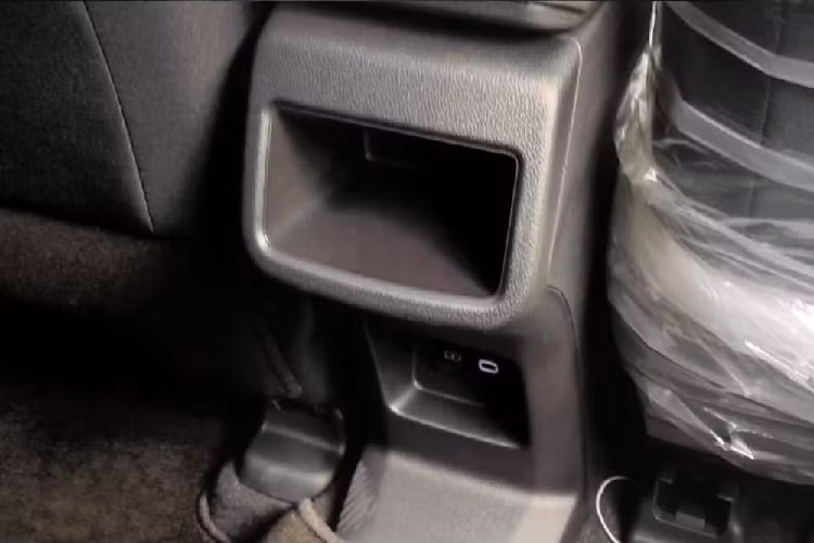 Như vậy, bản tiêu chuẩn của xe không có gói công nghệ an toàn chủ động Toyota Safety Sense đầy đủ, bao gồm những tính năng như hệ thống kiểm soát hành trình thích ứng, cảnh báo tiền va chạm, hỗ trợ giữ làn đường, cảnh báo lệch làn đường, đèn pha thích ứng tự động, kiểm soát vận hành chân ga và cảnh báo phương tiện phía trước khởi hành. Camera 360 độ đương nhiên cũng không có ở bản G MT này.