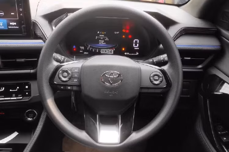 Tuy nhiên, nội thất của Toyota Yaris Cross G MT 2023 cũng khá ổn và trông không quá rẻ tiền. Xe cũng có vô lăng 3 chấu, tích hợp một số nút bấm, bảng đồng hồ với màn hình đa thông tin TFT 7 inch và màn hình cảm ứng trung tâm 9 inch, đặt nổi trên mặt táp-lô. Màn hình này hỗ trợ kết nối với điện thoại thông minh qua Android Auto và Apple Carplay.