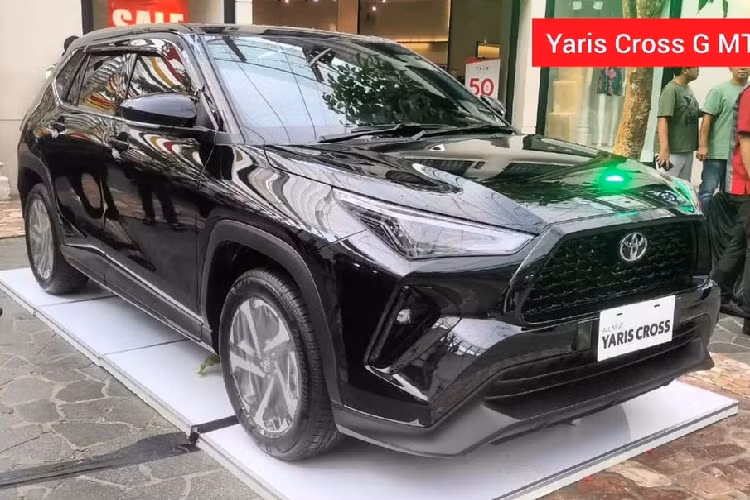  Toyota Yaris Cross 2023 mới là mẫu SUV cỡ B đã ra mắt thị trường Indonesia vào hồi tháng 5 vừa qua. Ở thị trường này, xe có tổng cộng 6 phiên bản là G MT, G CVT, S CVT, S GR Sport CVT, S Hybrid và S GR Sport Hybrid. Trong đó, bản G MT tiêu chuẩn có giá 351 triệu Rupiah (khoảng 554 triệu đồng). 