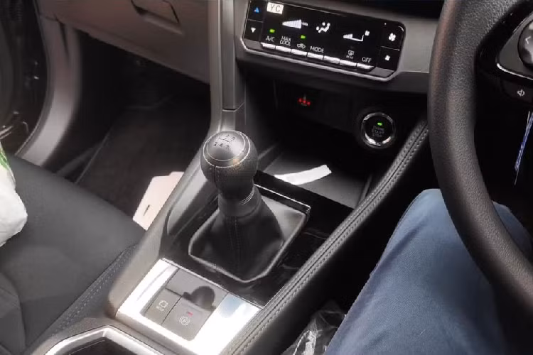 Nội thất của Toyota Yaris Cross G MT 2023 có 2 đặc điểm nhận dạng khá dễ thấy, đó là sự biến mất của vách ngăn ở cụm điều khiển trung tâm và cửa gió điều hòa dành cho hàng ghế sau. Đây cũng là một điểm trừ của mẫu xe này. So với các bản cao cấp, Yaris Cross G MT 2023 còn thiếu những trang bị tiện nghi như cửa sổ trời, đèn viền nội thất, màn hình cảm ứng trung tâm 10,1 inch, sạc điện thoại không dây, rèm che nắng chỉnh điện, ghế bọc da, ghế chỉnh điện và camera hành trình.