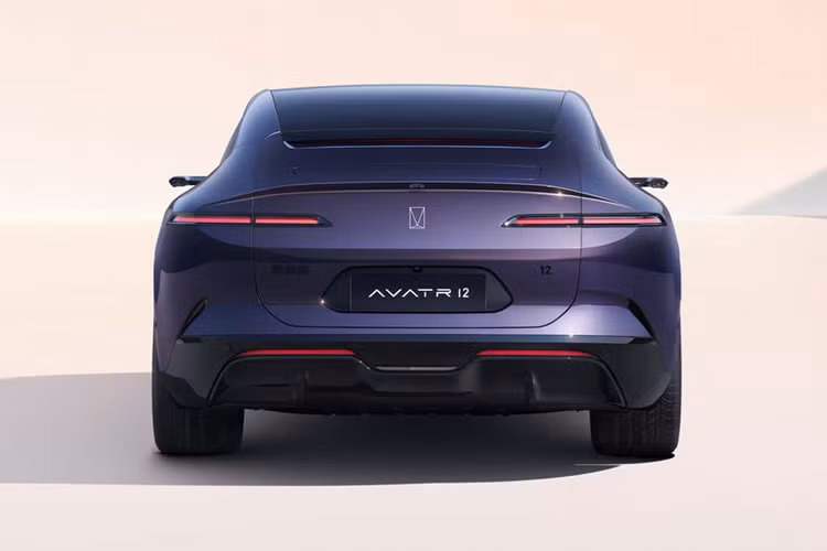 Xe còn có 27 loa, hệ thống đèn viền nội thất thông minh 64 màu và 3 giải pháp tạo hương thơm cá nhân hóa. Bảng điều khiển trung tâm được trang bị đế sạc không dây và giá để cốc, đồng thời mỗi cửa đều được trang bị không gian chứa đồ ẩn kiểu lật, đảm bảo dung lượng chứa đồ trong khi vẫn duy trì sự thống nhất về hình ảnh và sự riêng tư trong cabin.