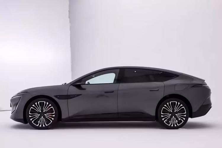 Avita 12 2024 chạy điện đã ra mắt lần đầu tiên tại Triển lãm ô tô Munich. Nó tuân thủ ý tưởng thiết kế tổng thể của "Sự thanh lịch trong tương lai" và sử dụng mặt trước dạng cánh đĩa và được trang bị một hình mặt trăng sáp cực kỳ độc đáo. Màn hình Halo dưới kính chắn gió phía trước.