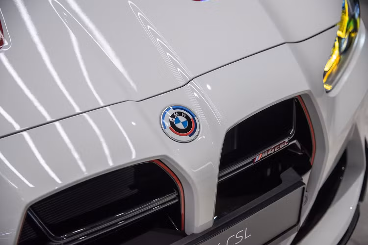 BMW M4 CSL thế hệ thứ 2 F82 được ra mắt nhân dịp kỷ niệm 50 năm thành lập BMW M và M4 CSL mang thiết kế logo đặc biệt bố trí nhiều điểm. Nội thất M4 CSL có 3 màu sơn ngoại thất gồm trắng Alpine White, đen Black Sapphire và xám Frozen Brooklyn Grey.