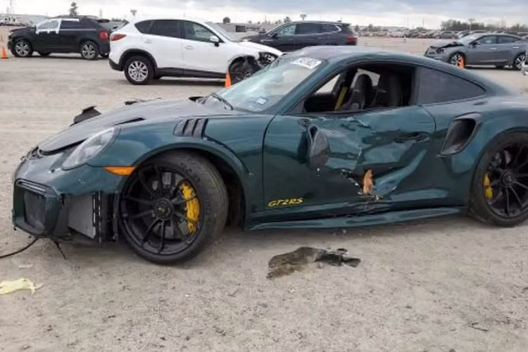Một trong số 1.000 chiếc Porsche 911 GT2 RS thế hệ 991.2 ở Bắc Mỹ vừa được đấu giá trên trang Copart. Porsche 911 GT2 RS không chỉ là xe thể thao đặc biệt, cực kỳ hiếm mà chiếc đang được đấu giá này thậm chí còn chưa chạy hết roda đã gặp tai nạn nghiêm trọng. Trên đồng hồ ODO của chiếc xe này hiển thị chỉ vỏn vẹn 361 dặm (khoảng 580 kilomet).