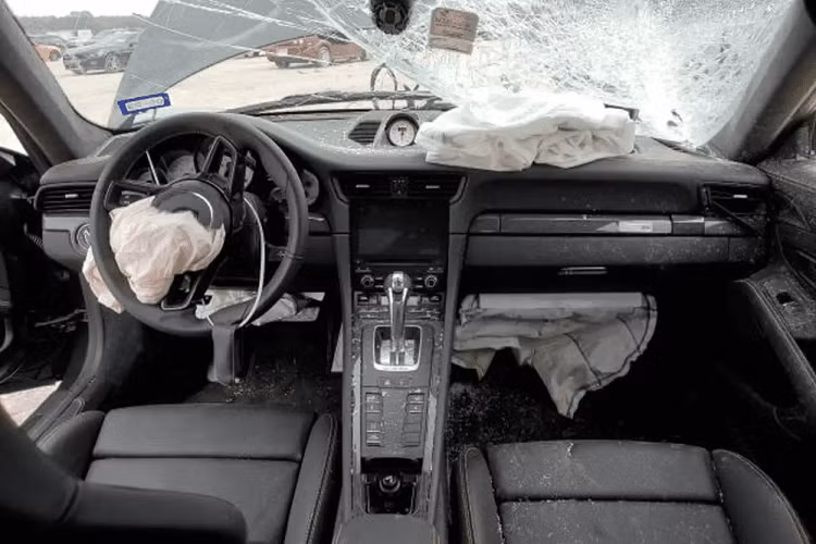 Dựa trên hình ảnh xe được đăng tải, chiếc Porsche 911 GT2 RS hư hỏng nặng toàn bộ phần chắn bùn phía trước ở bên ghế hành khách. Giá đỡ bánh trước và bánh sau bên phía hành khách cũng bị cong vênh trong khi cột A cũng như nóc bị hư hỏng. Cửa xe phía người lái bị móp méo nghiêm trọng và khung gầm có vẻ như cũng bị biến dạng.