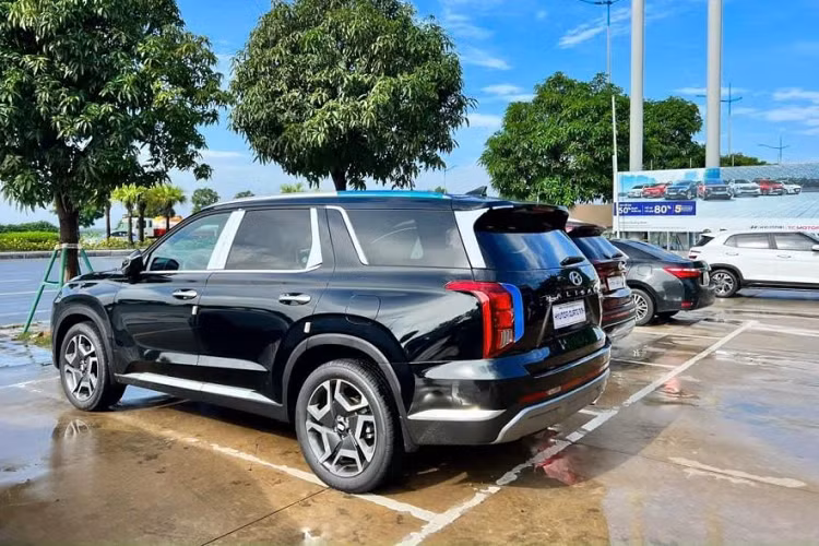 Chiếc SUV cỡ E này được trang bị bộ mâm hợp kim kích thước 18 hoặc 20 inches tạo hình mạnh mẽ, kết hợp cùng bộ vòm bánh xe cơ bắp nổi khối tạo nên vẻ hiện diện cao cấp hàng đầu. Cản trước được thiết kế tạo hiệu quả khí động, đồng thời tăng vẻ mạnh mẽ cho xe.