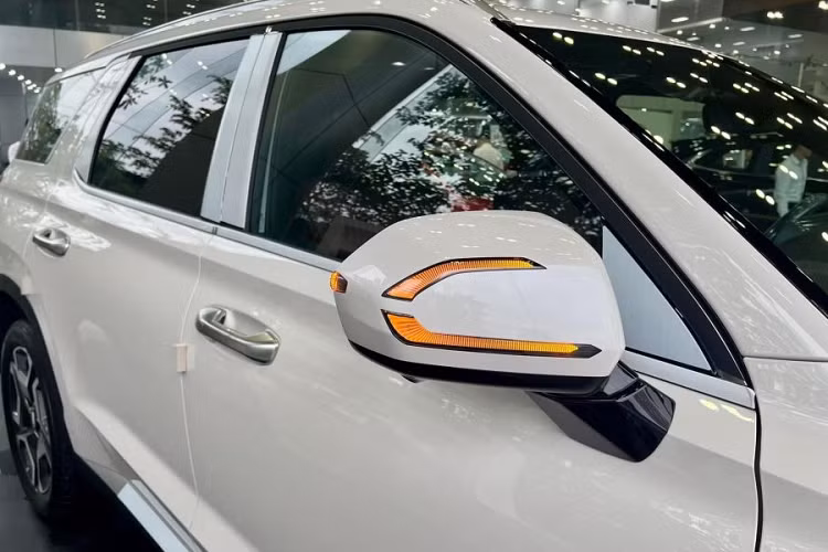 Thiết kế lưới tản nhiệt này cũng áp dụng phong cách khí động học tham số Parametric Dynamics như Hyundai Tucson, giúp tạo nên thiết kế vững chãi như một chiếc khiên mạnh mẽ. Hệ thống đèn chiếu sáng full LED Projector và đèn LED ban ngày DRL mang thiết kế T-Shape đặc trưng đặt dọc bao quanh lưới tản nhiệt, tạo thành một khối liền mạch.