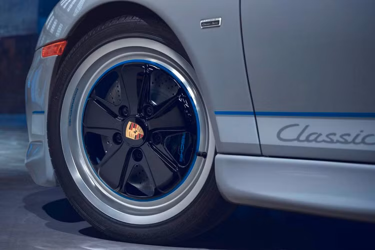 Tuy nhiên, nguồn cảm hứng chính cho độc bản 911 Classic Club Coupe là chiếc xe 911 Sport Classic (Type 997) được giới thiệu vào năm 2009. Với màu sơn Sport Classic Grey, mui xe với đường sọc đôi, cánh gió ducktail và các chi tiết nội thất được trang trí độc đáo, dòng xe giới hạn này nhanh chóng trở nên nổi tiếng và từ lâu đã trở thành một món đồ được các nhà sưu tập xe hơi săn lùng.