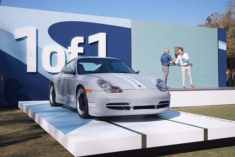 Ở thời điểm hiện tại, một trong những cách hợp lý nhất để sở hữu Porsche 911 thế hệ 996. Một chiếc Carrera coupe thông thường từ năm 1999 có thể chỉ tiêu tốn của bạn 25.000 USD (588 triệu đồng) so với hơn 114.000 USD (2,7 tỷ đồng) cho chiếc Carrera đời mới 2023. Nhưng để bỏ ra gấp hơn 10 lần giá xe mới thì chiếc xe đó phải thực sự rất đặc biệt.