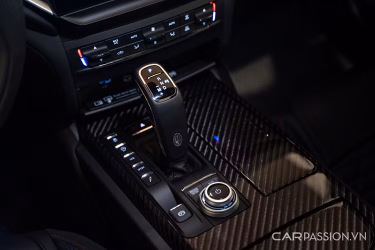 Vô-lăng thể thao được bọc da cao cấp với chỉ thêu cùng màu và lẫy chuyển số to bảng đặt cố định phía sau. Ghế ngồi thể thao chỉnh điện 12 hướng kèm nhớ vị trí.